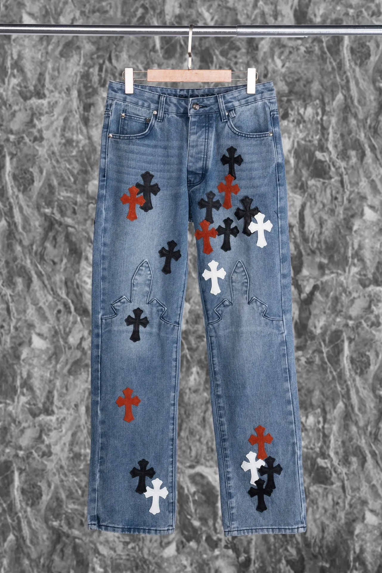 P250 Chrome Hearts Chrome Hearts city-limited flame black, red and white leather jeans need to be washed after the finished product is disassembled and hand-made with sheepskin cross leather and then spliced ​​together to complete. The whole piece has too many craftsmanship to explain. The cabinet price is 16W+, the patchwork is decorated with cross flowers, and the high-waisted washed jeans! ! Absolutely high-end luxury products, 8W+ level god-level single products, super popular products, made with top heavy industry, a magic weapon that cannot be missed. About Kroxin This is an extremely luxurious fashion brand, which can also be called the aristocrats of the high street. It has always been an exclusive brand for some hipsters or the rich second generation. Compared with ordinary high streets, it is more luxurious and noble. Compared with luxury brands, it has a more fashionable personality and has always been a brand that I have a special liking for. Style number: 1849 Color: blue Size: 28 30 32 34 36 28 Waist 86 Hips 100 Length 102 30 Waist 90 Hips 104 Length 104 32 Waist 94 Hips 108 Length 106 34 Waist 98 Hips 112 Length 110 36 Waist 102 Hips 116 Pants length 112